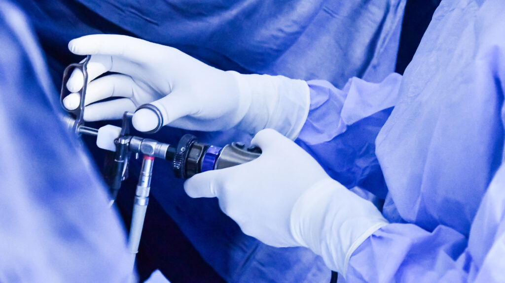 Chirurgie orthopédique à Constantine en Algérie à la Clinique Naoufel, interventions sous endoscopie, prothèses et traumatologie