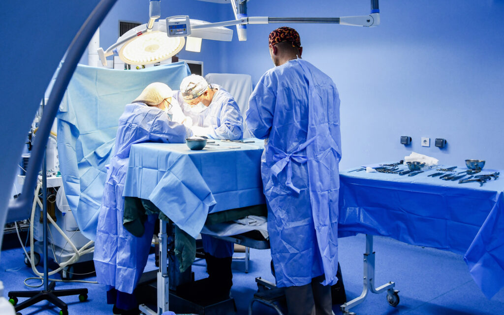 Neurochirurgiens entrain d'effectuer une neurochirurgie à la Clinique Naoufel à Constantine en Algérie