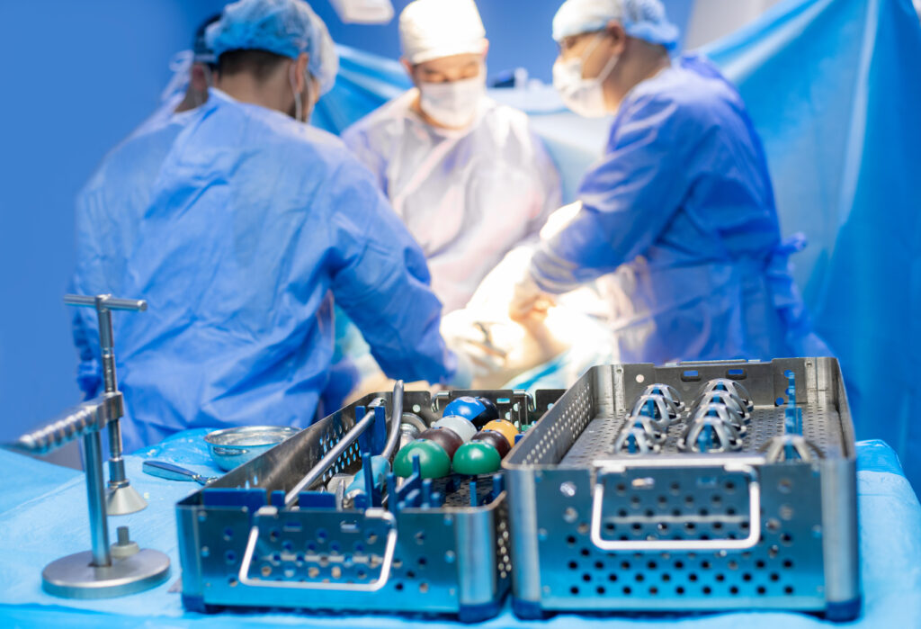 Équipe de chirurgie orthopédique de la Clinique Naoufel à Constantine, Algérie, spécialisée en chirurgie sous endoscopie et prothèses articulaires