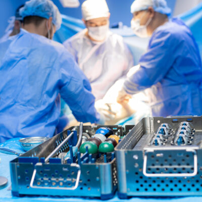 Équipe de chirurgie orthopédique de la Clinique Naoufel à Constantine, Algérie, spécialisée en chirurgie sous endoscopie et prothèses articulaires