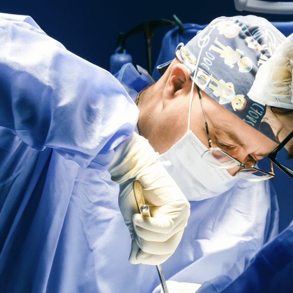 Un neurochirurgien entrain d'effectuer une neurochirurgie à la Clinique Naoufel à Constantine en Algérie